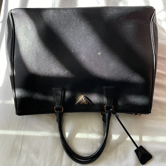 Prada Saffiano leather extra large double zip Galleria tote in black - Picture 4 of 17